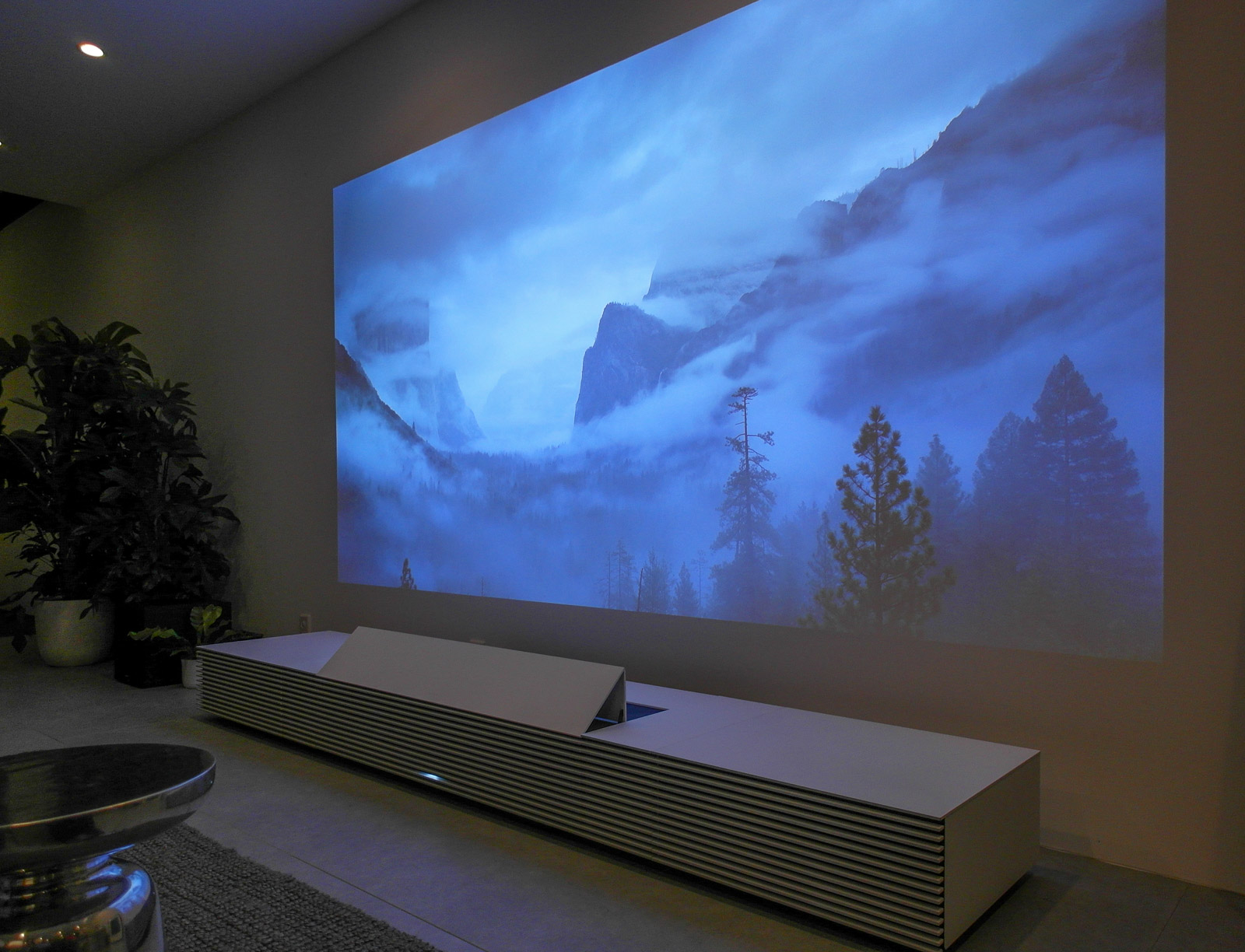 <h1>Sony 4K Ultra Short Throw Projector</h1> <h2>IFA 2015 SmartHomeConsult Report</h2>